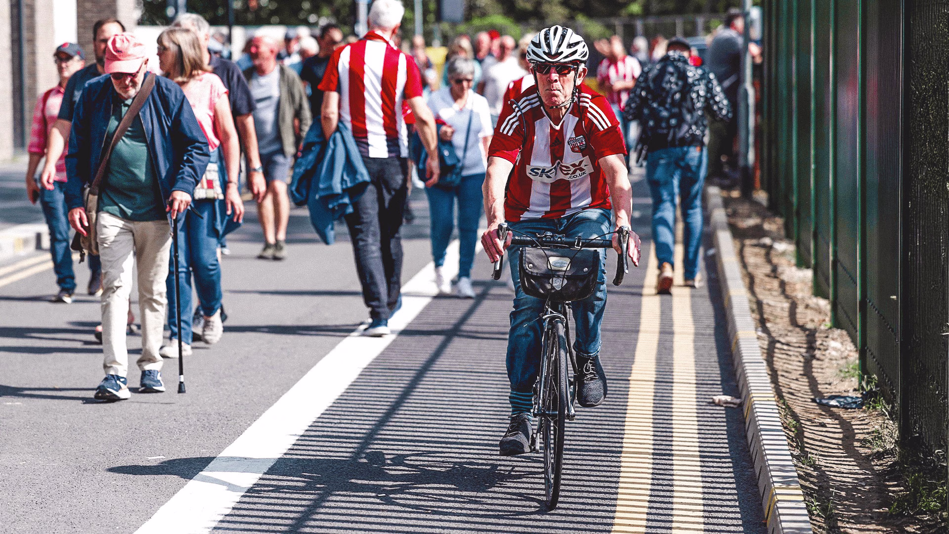Comida e bebida grátis se for de bicicleta para o jogo do Brentford contra o Manchester United
