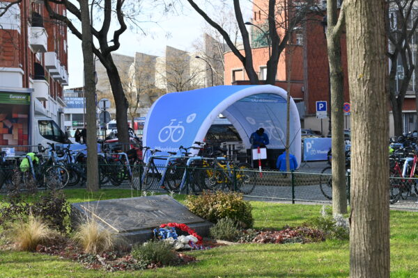 Tenda de estacionamento de bicicletas na entrada do Paris Saint-Germain Parking Wheelskeep