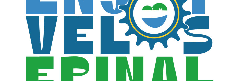 Logótipo com letras grandes azuis com uma engrenagem azul e um emblema circular que mostra colinas verdes e um rio azul, seguido pelo texto verde 'EPINAL' e o slogan '& SON AGGLOMERATION' por baixo.