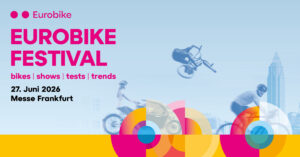 Cartaz do Eurobike Festival: texto grande cor-de-rosa “EUROBIKE FESTIVAL”, bicicletas em movimento, silhueta urbana e designs circulares coloridos sobre um fundo em gradiente azul.
