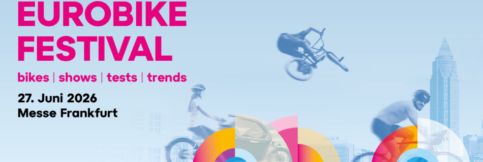 Cartaz do Eurobike Festival: texto grande cor-de-rosa “EUROBIKE FESTIVAL”, bicicletas em movimento, silhueta urbana e designs circulares coloridos sobre um fundo em gradiente azul.