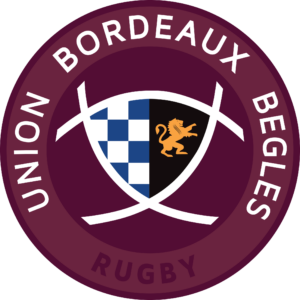 Logótipo: emblema circular bordeaux com escudo, metade esquerda em xadrez azul e leão cor-de-laranja sobre metade direita preta, o texto envolvente inclui 'RUGBY'.