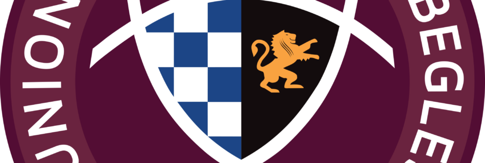 Logótipo: emblema circular bordeaux com escudo, metade esquerda em xadrez azul e leão cor-de-laranja sobre metade direita preta, o texto envolvente inclui 'RUGBY'.